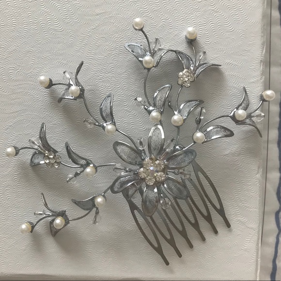 Accessories - BRIDAL HAIR COMB Metal/Pearl/crystal. Gently used.